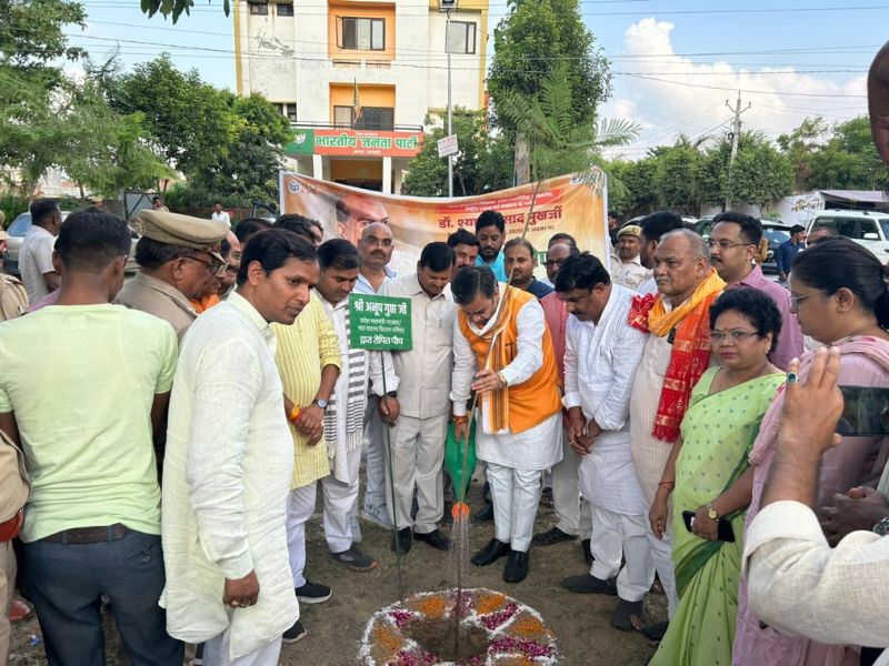 today-dr-at-district-bjp-office-in-barabanki-planted-trees-by-participating-in-ek-tree-ma-ke-naam-program-organized-on-the-occasion-of-sacrifice-day-of-shyama-prasad-mukherjee-ji-district-president-mr